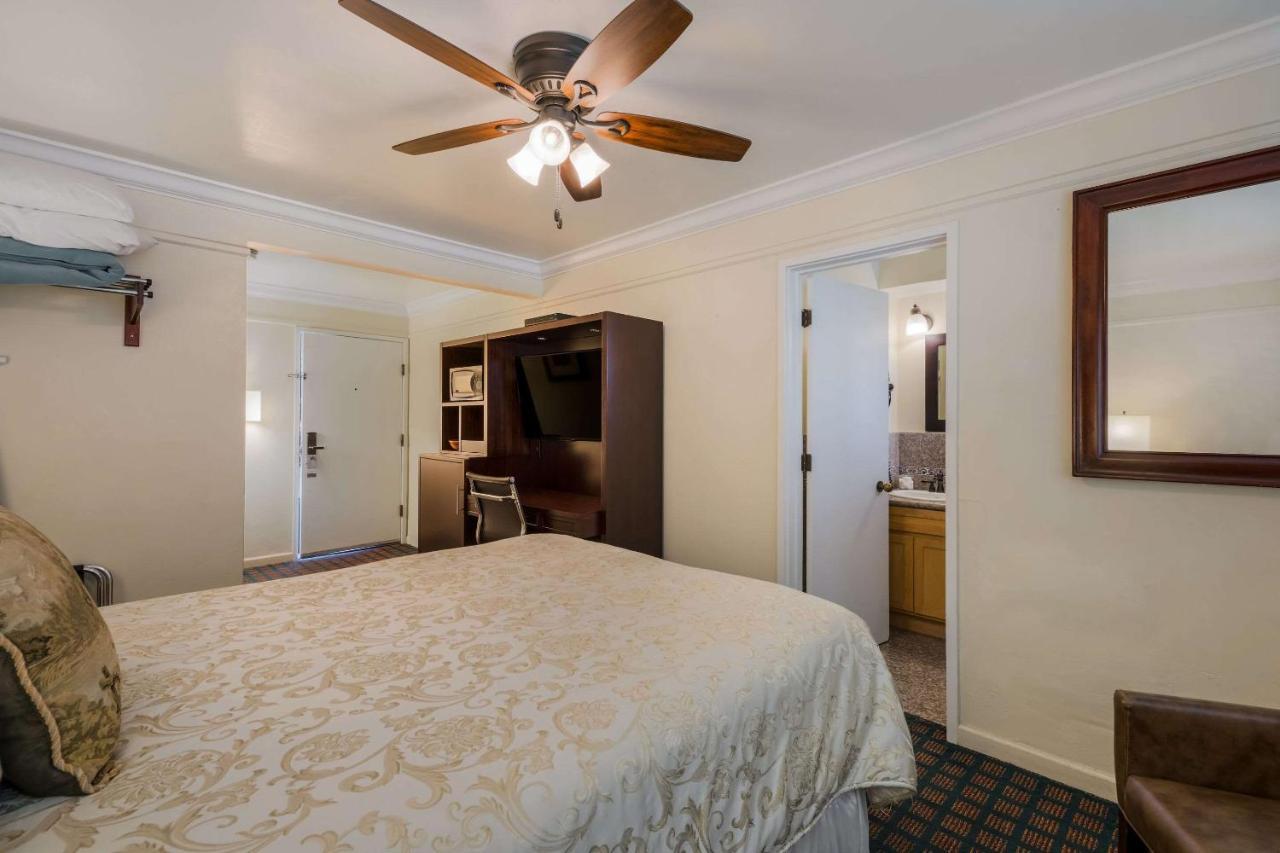 Clarion Collection Carmel Oaks Inn Esterno foto