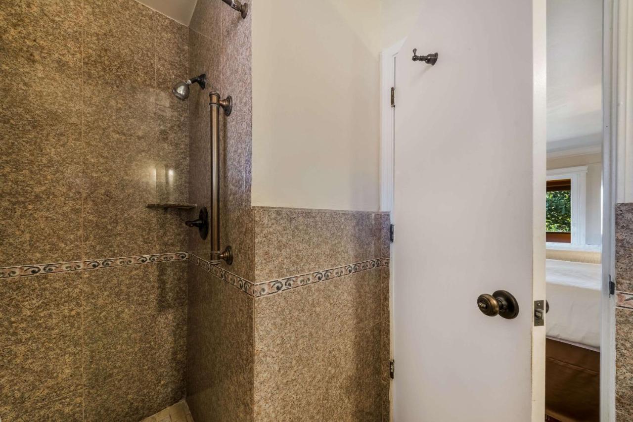 Clarion Collection Carmel Oaks Inn Esterno foto