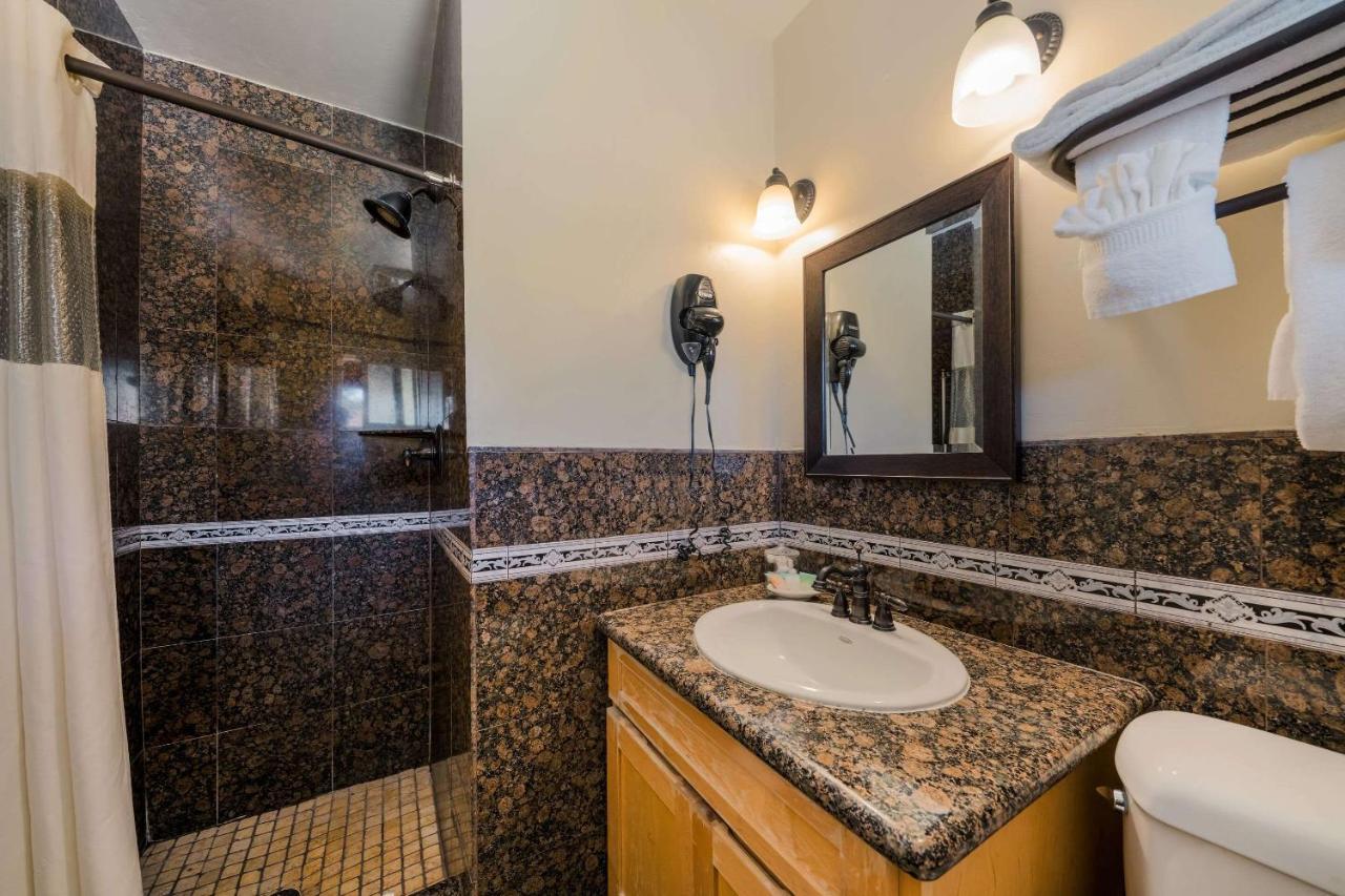 Clarion Collection Carmel Oaks Inn Esterno foto