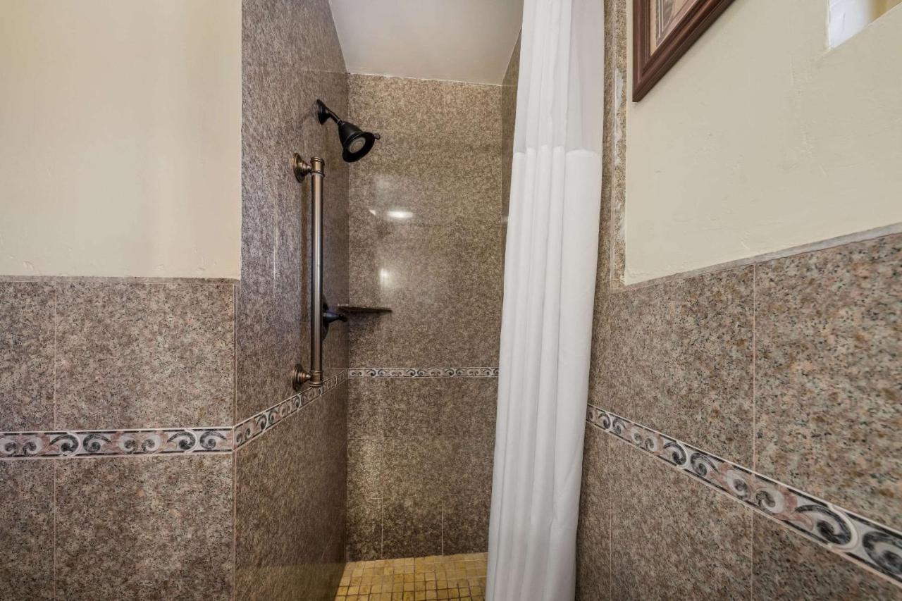 Clarion Collection Carmel Oaks Inn Esterno foto